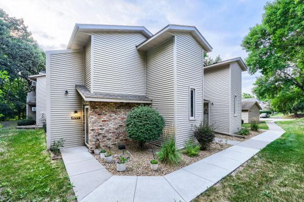 8777 Jasmine Lane, Eden Prairie, MN 55344