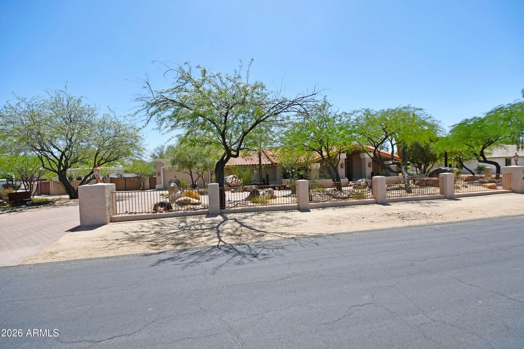 4701 W MISTY WILLOW Lane, Glendale, AZ 85310 — photo 2