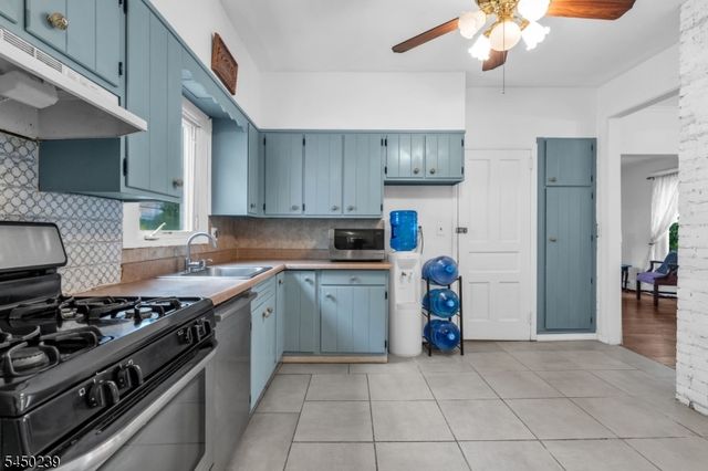 4 Park Heights Ave, Dover Town, NJ 07801