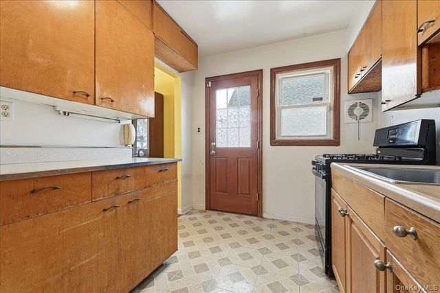 82-59 263rd Street, Floral Park, NY 11004