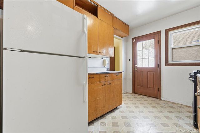 82-59 263rd Street, Floral Park, NY 11004