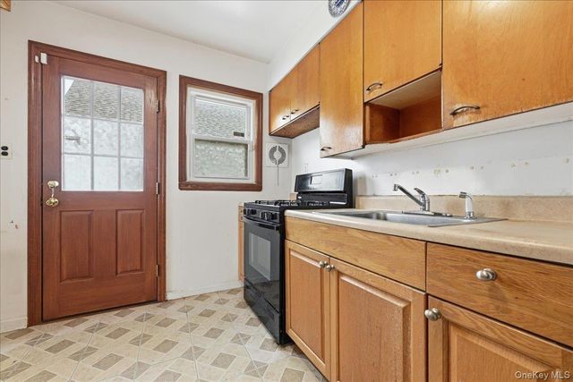 82-59 263rd Street, Floral Park, NY 11004