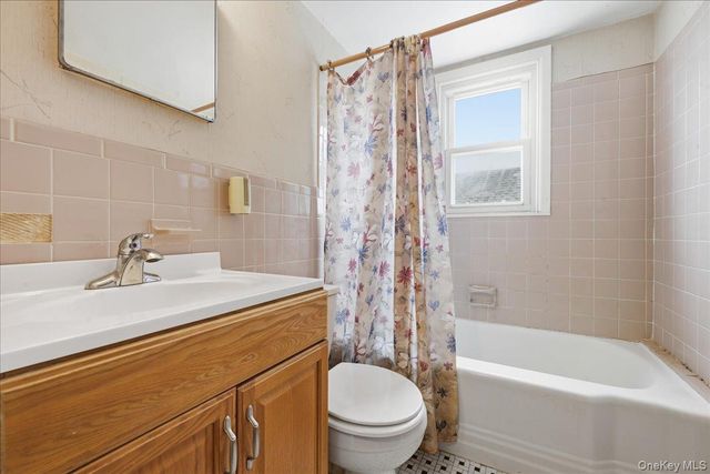 82-59 263rd Street, Floral Park, NY 11004