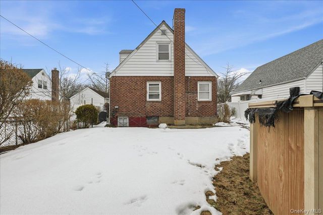 82-59 263rd Street, Floral Park, NY 11004