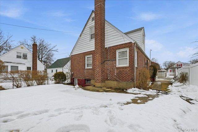 82-59 263rd Street, Floral Park, NY 11004