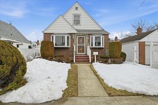 82-59 263rd Street, Floral Park, NY 11004