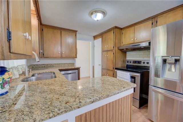 16 Superior St, Warwick, RI 02886