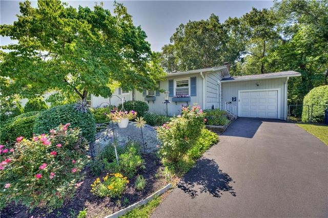 16 Superior St, Warwick, RI 02886