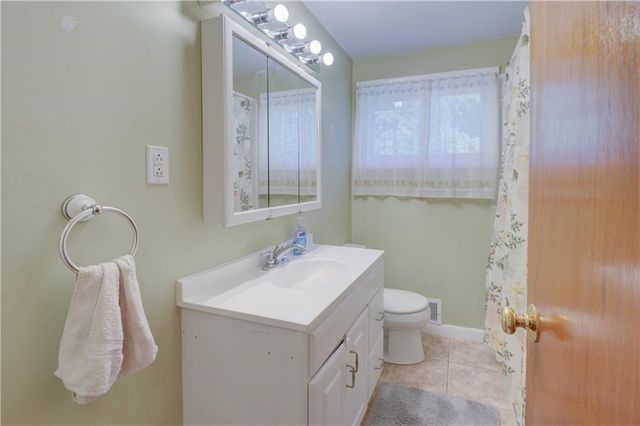 16 Superior St, Warwick, RI 02886