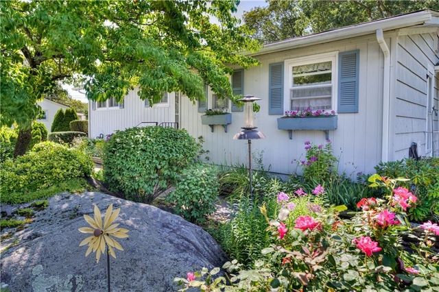 16 Superior St, Warwick, RI 02886