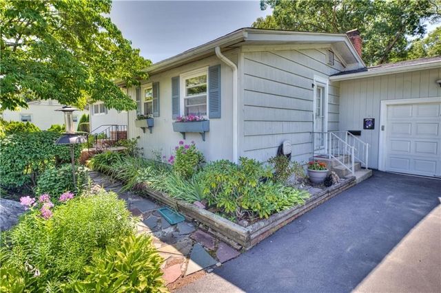 16 Superior St, Warwick, RI 02886