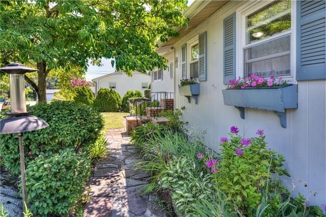 16 Superior St, Warwick, RI 02886