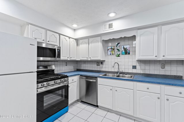 10331 Shelbyville Rd, Louisville, KY 40223