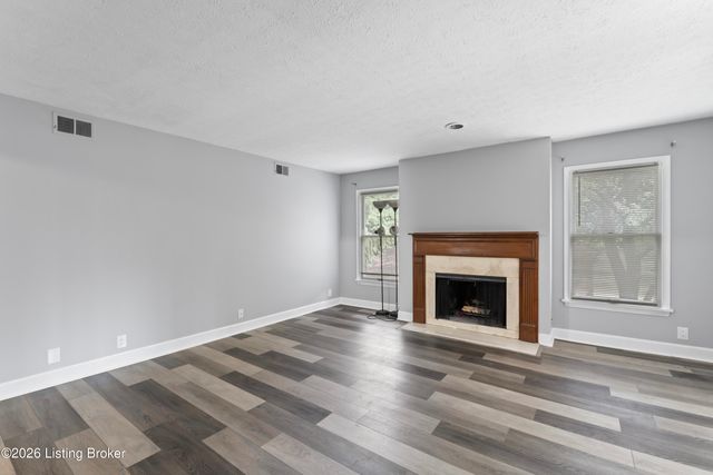 10331 Shelbyville Rd, Louisville, KY 40223