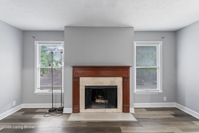 10331 Shelbyville Rd, Louisville, KY 40223