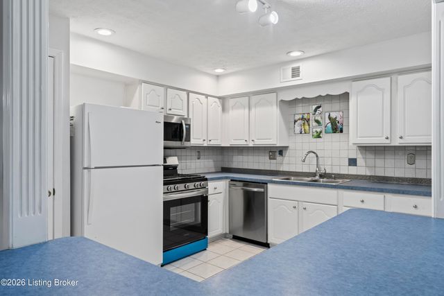 10331 Shelbyville Rd, Louisville, KY 40223