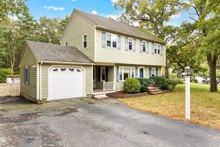 13 Walnut St, Foxboro, MA 02035
