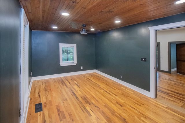 244 E Huntsville Road, Fayetteville, AR 72701