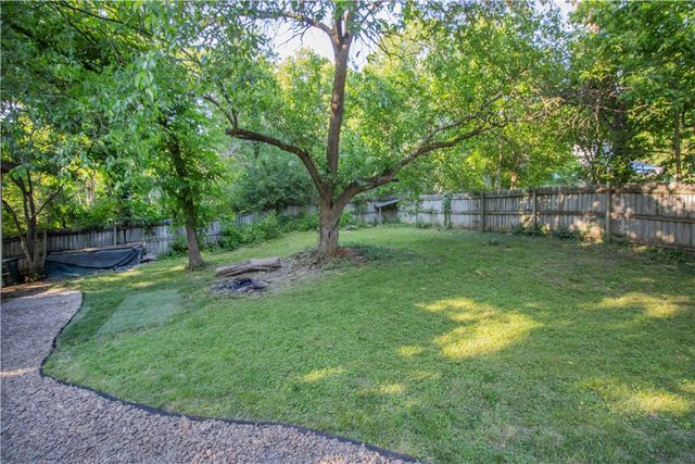244 E Huntsville Road, Fayetteville, AR 72701