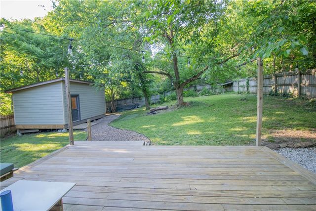 244 E Huntsville Road, Fayetteville, AR 72701