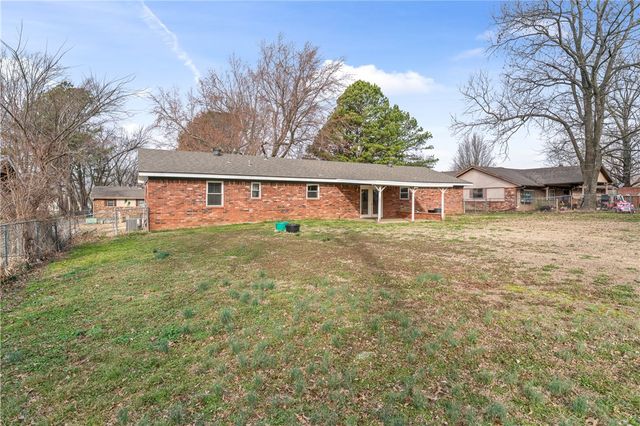 14750 Oakcrest Drive, Siloam Springs, AR 72761