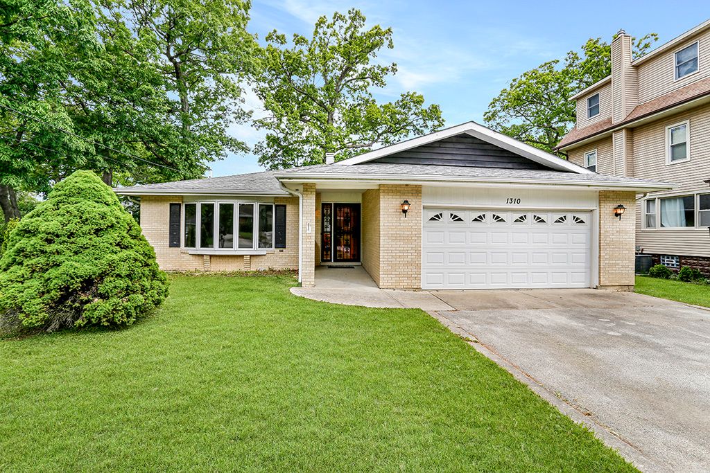 1310 Vinewood Avenue, Willow Springs, IL 60480