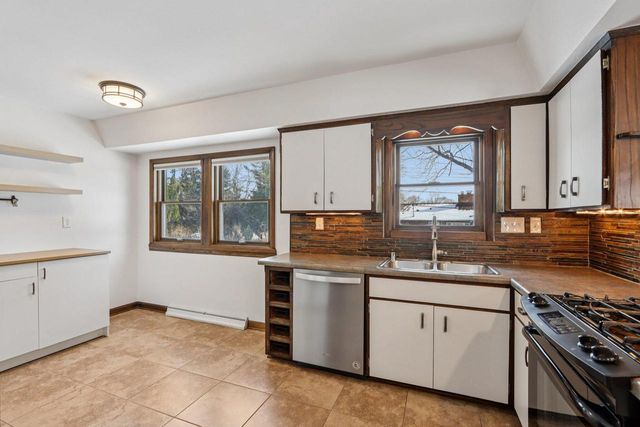 860 Anthony LANE, Brookfield, WI 53045