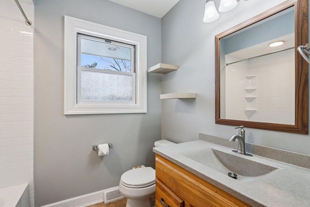 860 Anthony LANE, Brookfield, WI 53045