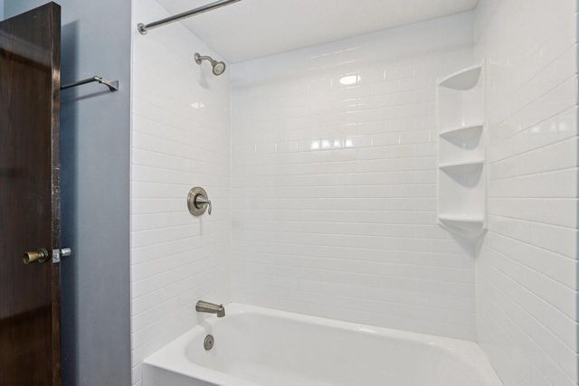 860 Anthony LANE, Brookfield, WI 53045