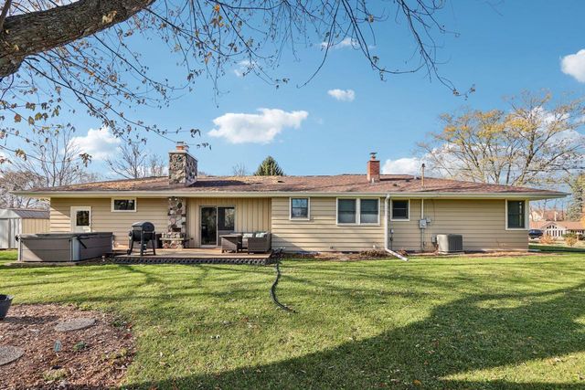 860 Anthony LANE, Brookfield, WI 53045