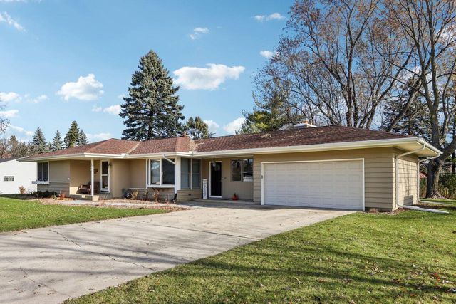 860 Anthony LANE, Brookfield, WI 53045