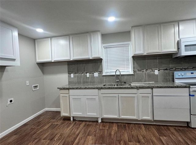 4603 Castle Avenue, Bryan, TX 77808