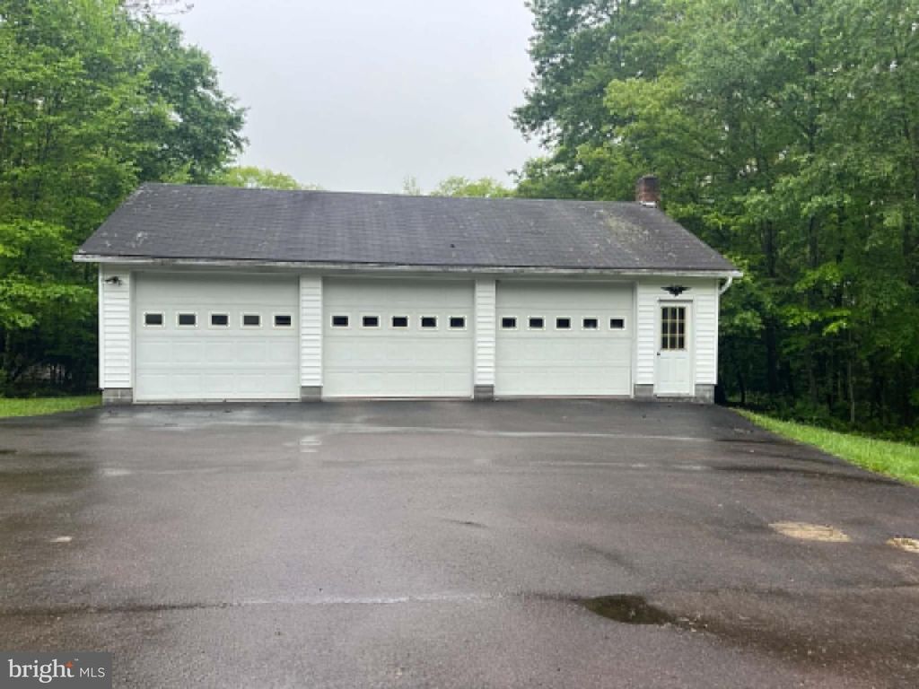 Image 7 of property listing at 211 ROCKY MOUNTAIN DR, Grantsville, MD 21536