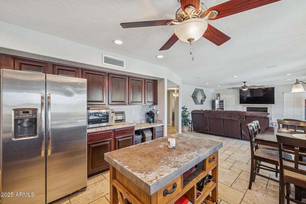 Image 12 of property listing at 919 S PARADISE Drive, Gilbert, AZ 85233