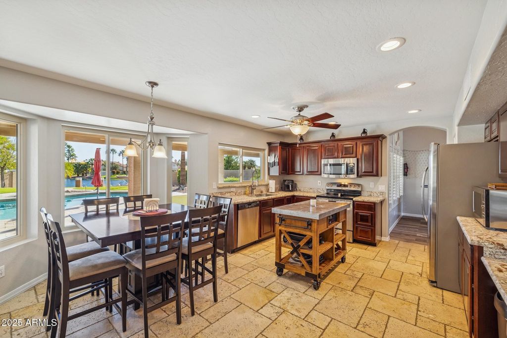 Image 13 of property listing at 919 S PARADISE Drive, Gilbert, AZ 85233