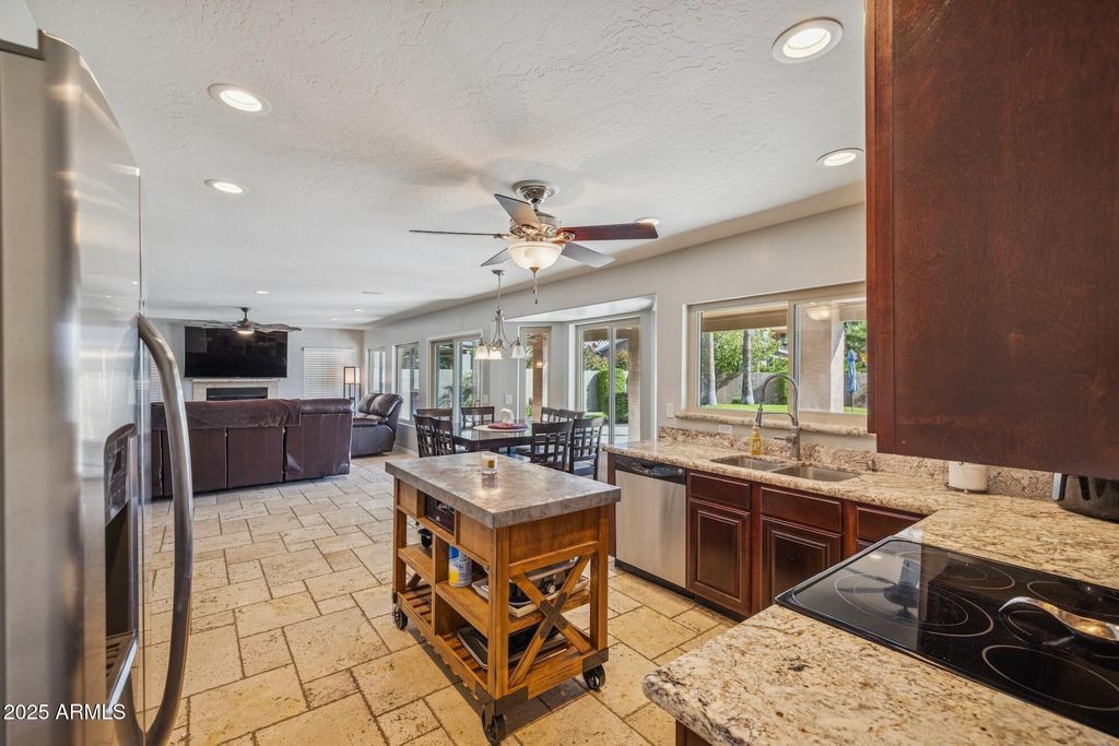Image 14 of property listing at 919 S PARADISE Drive, Gilbert, AZ 85233