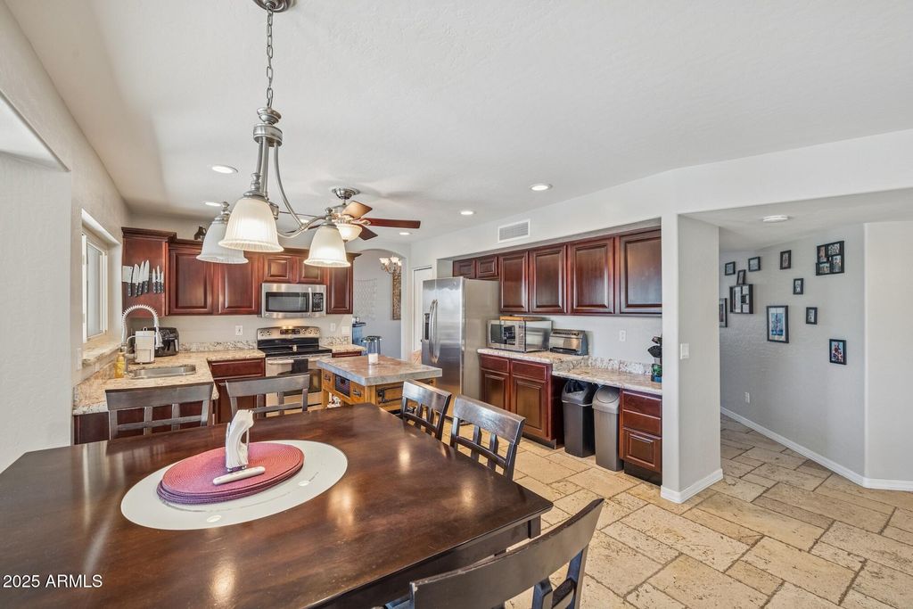 Image 15 of property listing at 919 S PARADISE Drive, Gilbert, AZ 85233