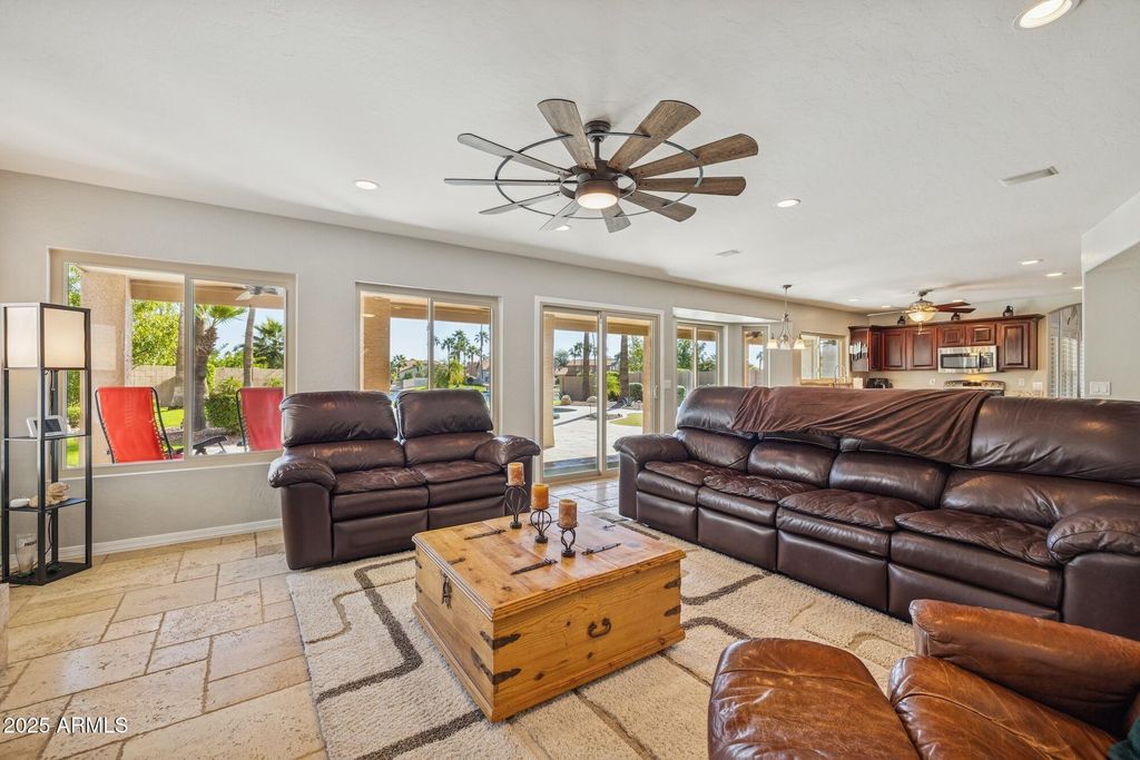 Image 16 of property listing at 919 S PARADISE Drive, Gilbert, AZ 85233