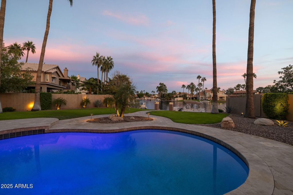 Image 2 of property listing at 919 S PARADISE Drive, Gilbert, AZ 85233