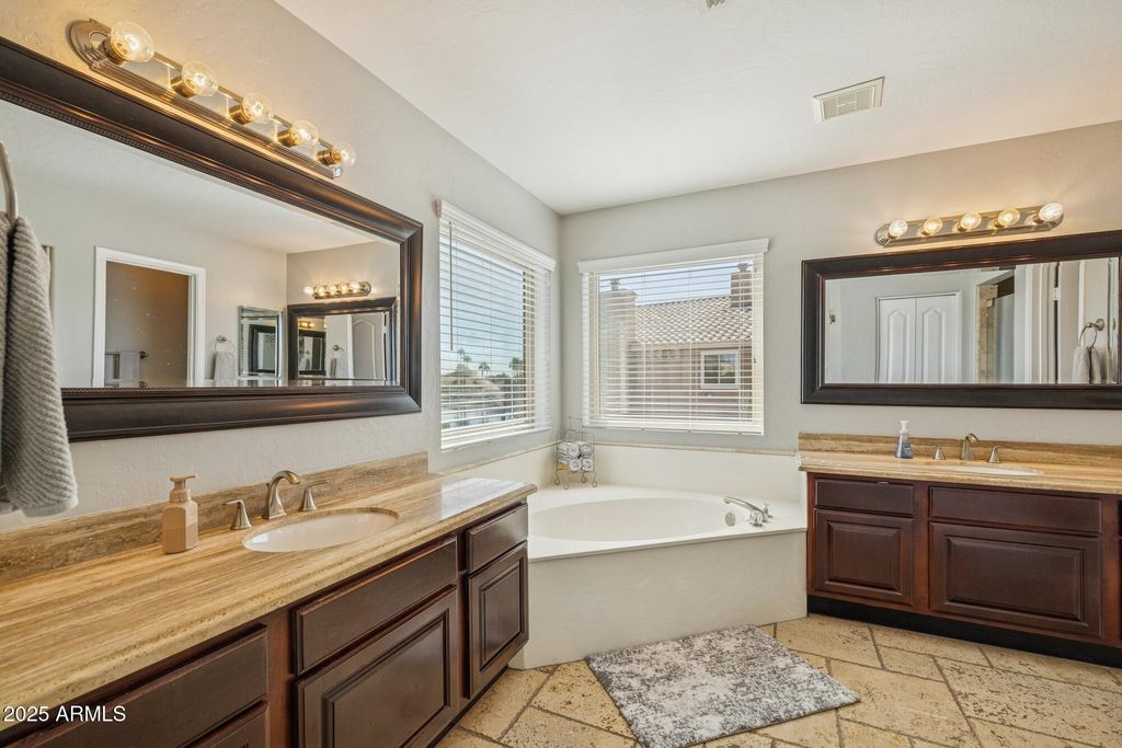 Image 20 of property listing at 919 S PARADISE Drive, Gilbert, AZ 85233