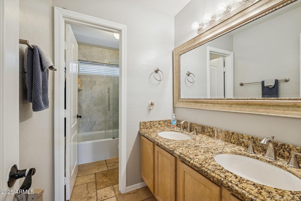 Image 26 of property listing at 919 S PARADISE Drive, Gilbert, AZ 85233