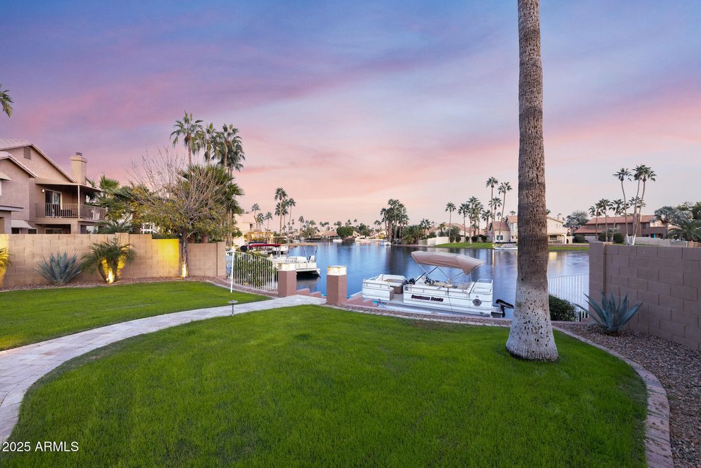 Image 7 of property listing at 919 S PARADISE Drive, Gilbert, AZ 85233