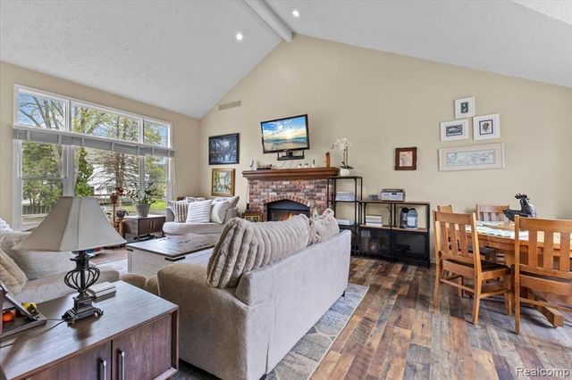 7694 Woodside Place, Waterford, MI 48327