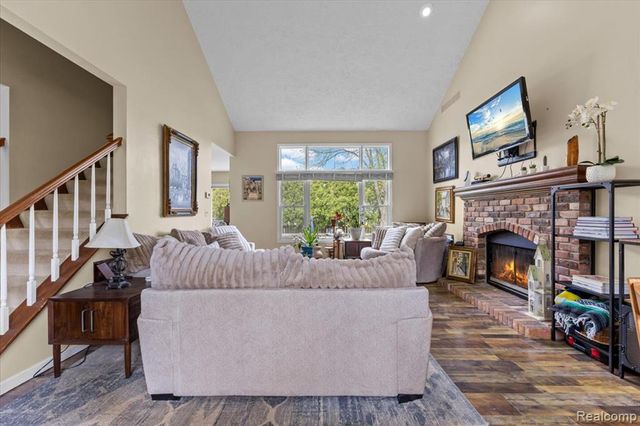 7694 Woodside Place, Waterford, MI 48327