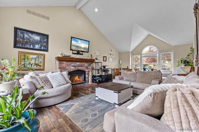 7694 Woodside Place, Waterford, MI 48327