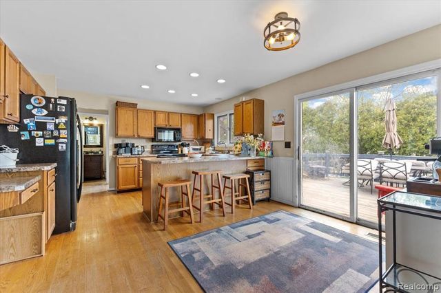 7694 Woodside Place, Waterford, MI 48327