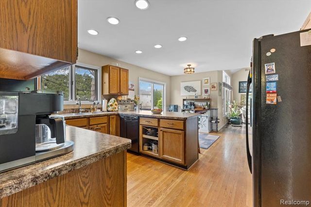 7694 Woodside Place, Waterford, MI 48327