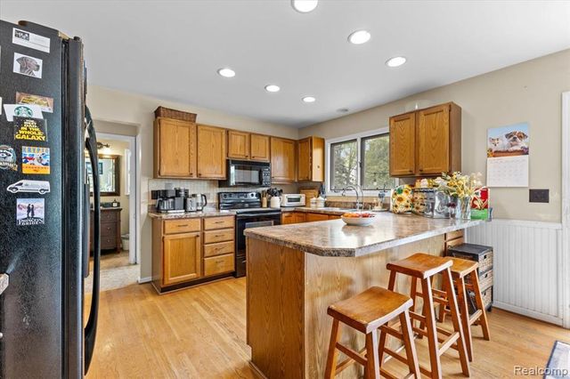 7694 Woodside Place, Waterford, MI 48327