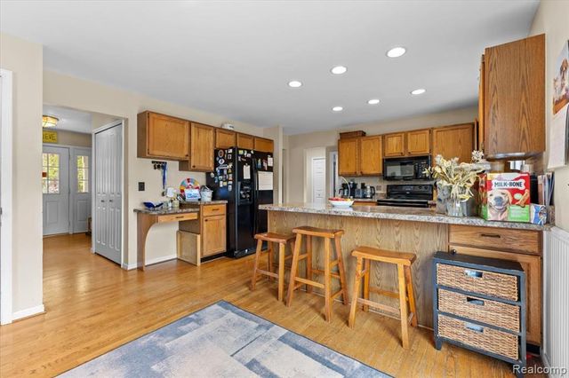 7694 Woodside Place, Waterford, MI 48327