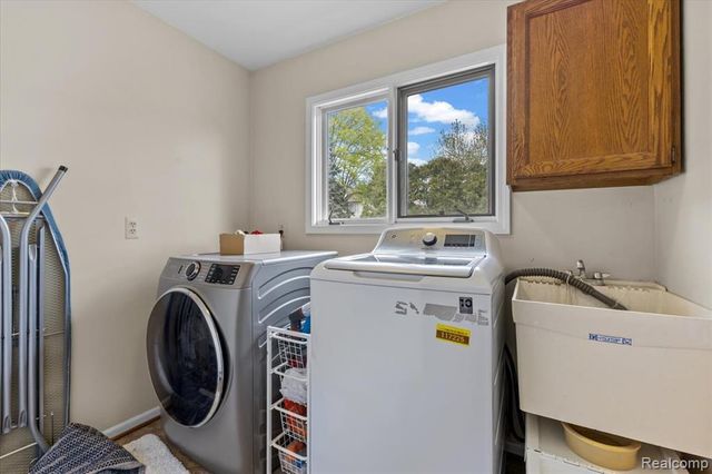 7694 Woodside Place, Waterford, MI 48327